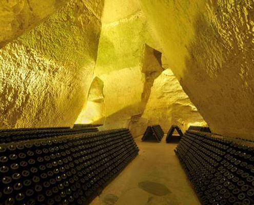 les bouteilles de champagne stockées dans une crayere à Reims en Champagne